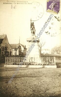 Carte postale ancienne Le Monument aux Morts — Allanche (Cantal)