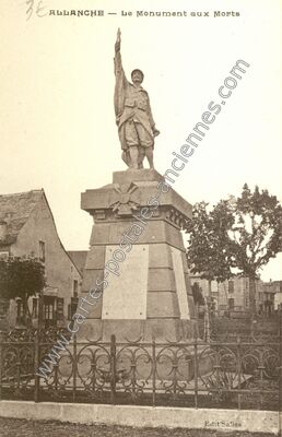 Carte postale ancienne Le Monument aux Morts — Allanche (Cantal)