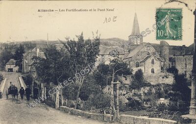 Carte postale ancienne Les Fortifications et le Pont Neuf — Allanche (Cantal)