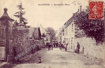 Carte postale ancienne Derrière les Murs — Allanche (Cantal)