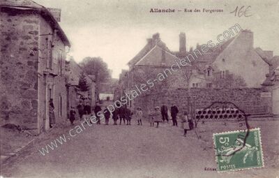 Carte postale ancienne Rue des Forgerons — Allanche (Cantal)