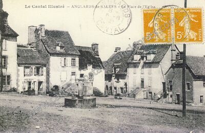 Carte postale ancienne La Place de l'Eglise — Anglards-de-Salers (Cantal)