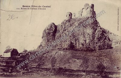 Carte postale ancienne Ruines du Château d'APCHON — Apchon (Cantal)