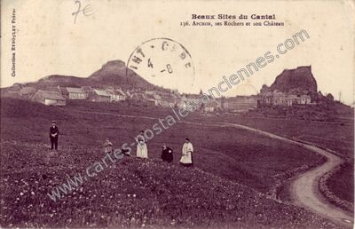 Carte postale ancienne Ses Rochers et son Château — Apchon (Cantal)