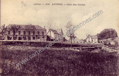 Carte postale ancienne Côté des Ecoles — Apchon (Cantal)
