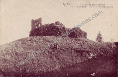 Carte postale ancienne Ruines du Château Féodal — Apchon (Cantal)