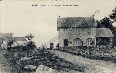 Carte postale ancienne La camp et l'Ecole des Filles — Arnac (Cantal)