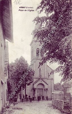 Carte postale ancienne Place de l'Eglise — Arnac (Cantal)