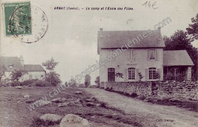 Carte postale ancienne La camp et l'Ecole des Filles — Arnac (Cantal)