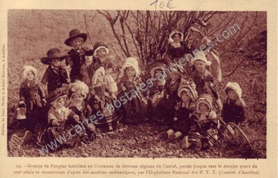 Carte postale ancienne Groupe de Poupées habillées en Costumes de diverses régions du Cantal — Aurillac (Cantal)