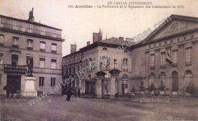 Carte postale ancienne La Préfecture et le Monument des Combattants de 1870 — Aurillac (Cantal)