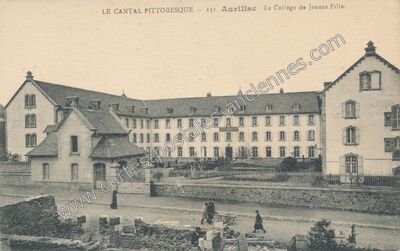 Carte postale ancienne Le Collège de Jeunes Filles — Aurillac (Cantal)