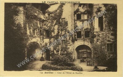 Carte postale ancienne Cour de l'Hôtel de Noailles — Aurillac (Cantal)