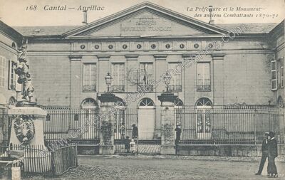 Carte postale ancienne La Préfecture et le Monument des anciens Combattants 1870-71 — Aurillac (Cantal)