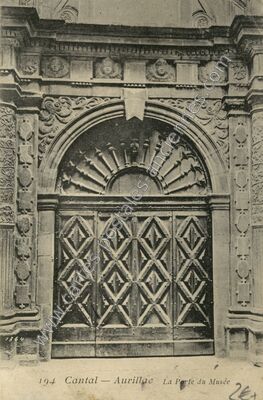 Carte postale ancienne La Porte du Musée — Aurillac (Cantal)