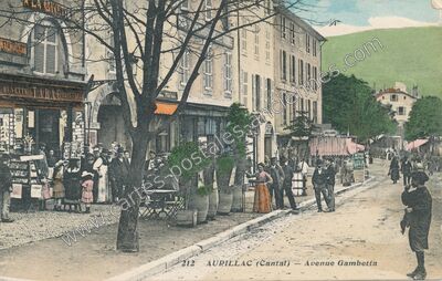 Carte postale ancienne Avenue Gambetta — Aurillac (Cantal)