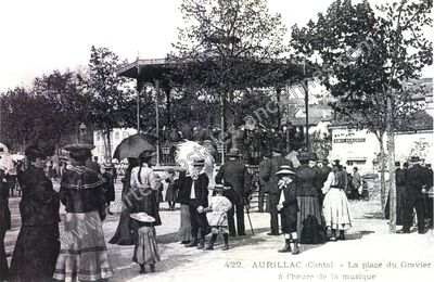Carte postale ancienne La place du Gravier à l'heure de la musique — Aurillac (Cantal)