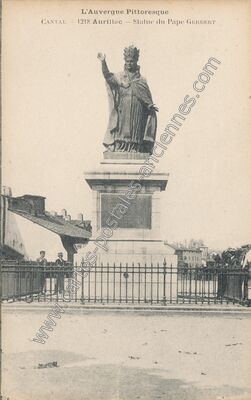 Carte postale ancienne Statue du Pape GERBERT — Aurillac (Cantal)