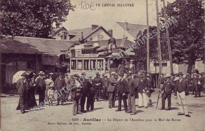 Carte postale ancienne Le Départ de l'Autobus pour le Mur-de-Barrez — Aurillac (Cantal)