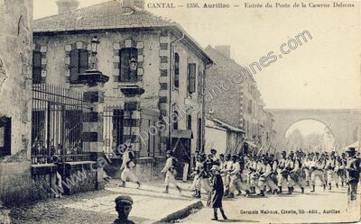 Carte postale ancienne Entrée du Poste de la Caserne Delzons — Aurillac (Cantal)