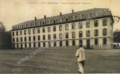 Carte postale ancienne Caserne Delzons (1er Bataillon) — Aurillac (Cantal)