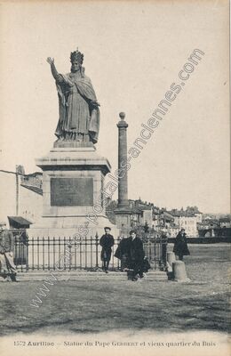 Carte postale ancienne Statue du Pape GERBERT et vieux quartier du Buis — Aurillac (Cantal)