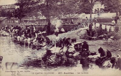 Carte postale ancienne Les Laveuses — Aurillac (Cantal)