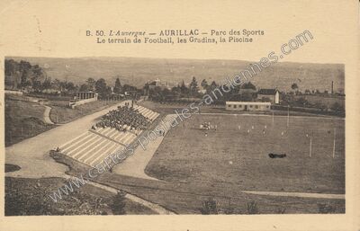 Carte postale ancienne Parc des Sports Le terrain de Football, les Gradins, la Piscine — Aurillac (Cantal)