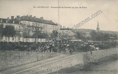 Carte postale ancienne Promenade du Gravier un jour de Foire — Aurillac (Cantal)