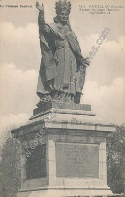 Carte postale ancienne Statue du pape Gerbert Sylvestre II — Aurillac (Cantal)