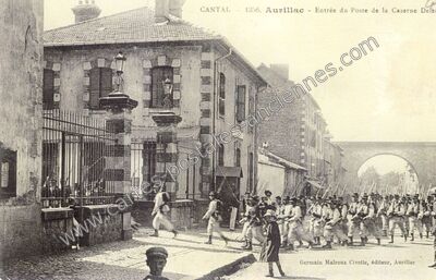 Carte postale ancienne Entrée du Poste de la Caserne Delz — Aurillac (Cantal)