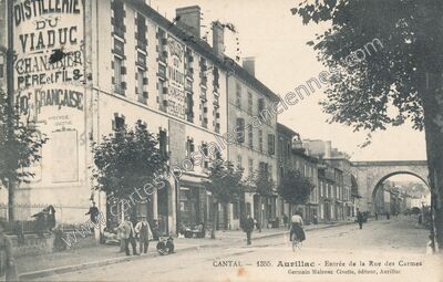 Carte postale ancienne Entrée de la Rue des Carmes — Aurillac (Cantal)