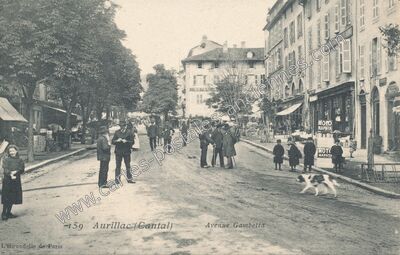Carte postale ancienne Avenue Gambetta — Aurillac (Cantal)