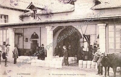 Carte postale ancienne Un entrepôt de Fromages du Cantal — Aurillac (Cantal)