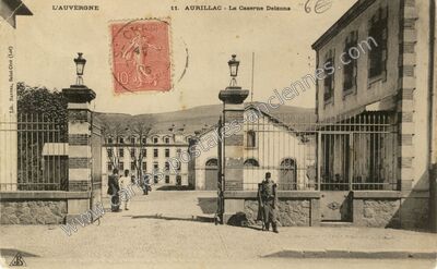 Carte postale ancienne La Caserne Delzons — Aurillac (Cantal)
