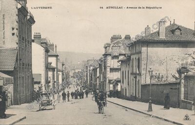 Carte postale ancienne Avenue de la République — Aurillac (Cantal)