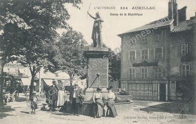 Carte postale ancienne Statue de la République — Aurillac (Cantal)