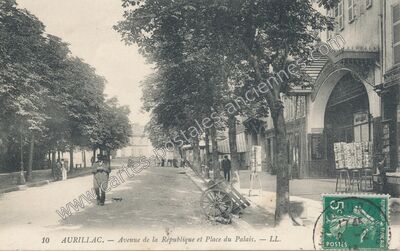 Carte postale ancienne Avenue de la République et Place du Palais — Aurillac (Cantal)