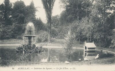 Carte postale ancienne Intérieur du Square. — Le Jet d'Eau — Aurillac (Cantal)