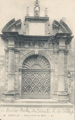 Carte postale ancienne Porte d'entrée du Musée — Aurillac (Cantal)