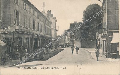 Carte postale ancienne Rue des Carmes — Aurillac (Cantal)