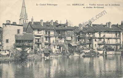 Carte postale ancienne Vieilles maisons sur la Jordanne et clocher St-Géraud — Aurillac (Cantal)