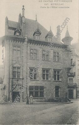 Carte postale ancienne Porte de l'Hôtel consulaire — Aurillac (Cantal)
