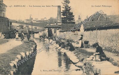 Carte postale ancienne Les Laveuses aux bains Perret — Aurillac (Cantal)