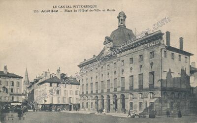 Carte postale ancienne Place de l'Hôtel-de-Ville et Mairie — Aurillac (Cantal)
