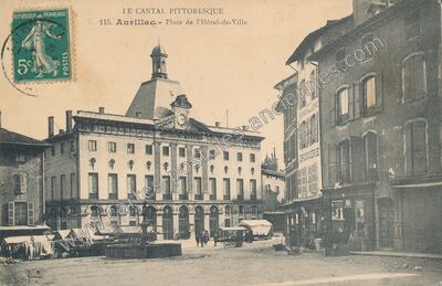 Carte postale ancienne Place de l'Hôtel-de-Ville — Aurillac (Cantal)