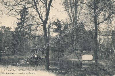 Carte postale ancienne Intérieur du Square — Aurillac (Cantal)