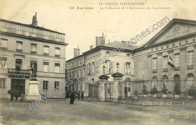 Carte postale ancienne La Préfecture et le Monument des Combattants — Aurillac (Cantal)