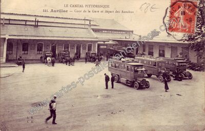 Carte postale ancienne Cour de la Gare et départ des Autobus — Aurillac (Cantal)