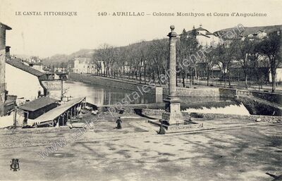 Carte postale ancienne Colonne Monthyon et Cours d'Angoulême — Aurillac (Cantal)
